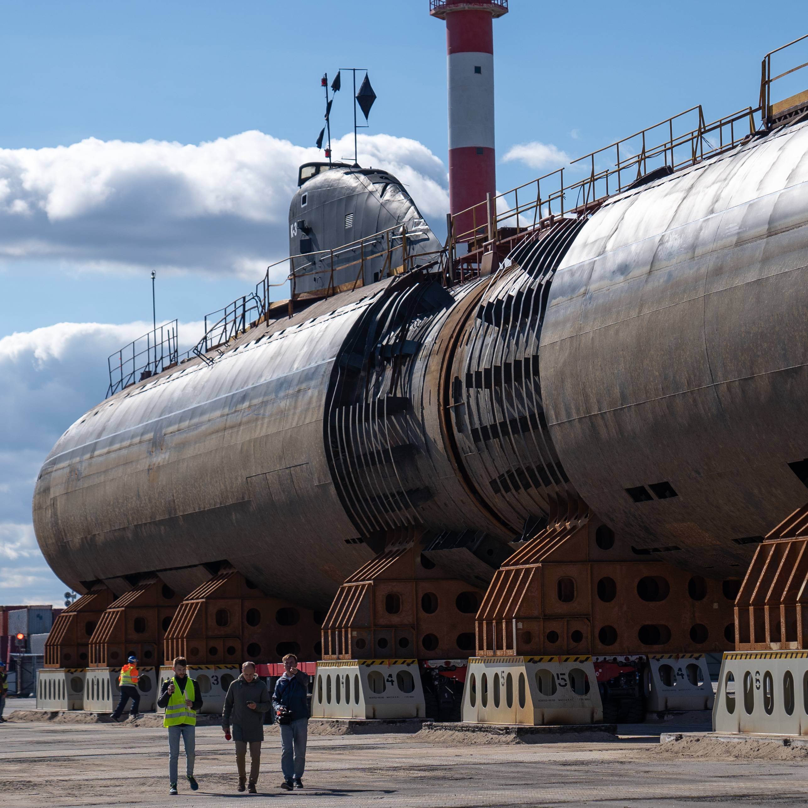 АПЛ К-3 «Ленинский комсомол» выгружена на причал кронштадтского портового  терминала «Моби Дик» | Кронштадт